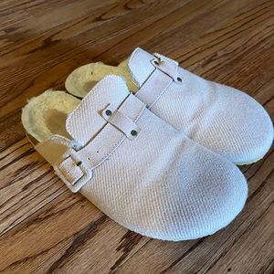 American Eagle- Light Pink Clogs